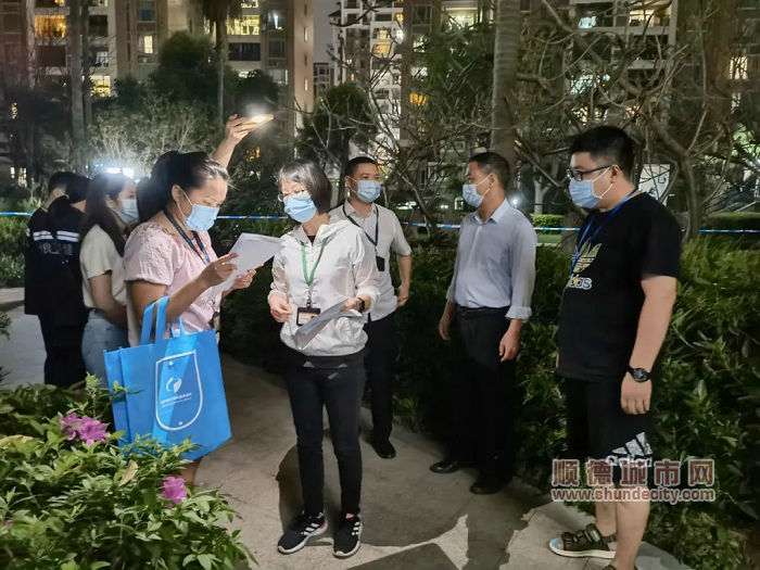 大良街道紀檢監察干部到云路社區君御花園支援臨時核酸檢測工作。.jpg