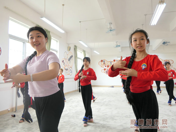 指導老師正在教學生們練習粵劇動作。.jpg