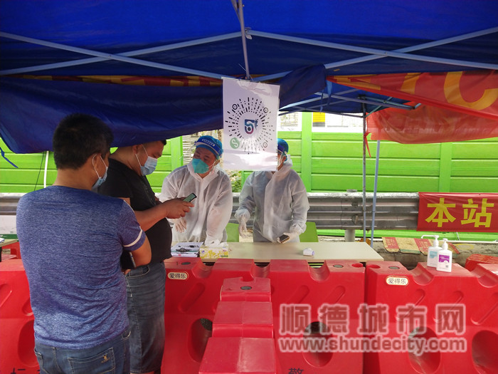 順德區(qū)退役軍人服務(wù)中心杜森泉、彭偉卓在高速路口參加疫情防控工作_副本.jpg