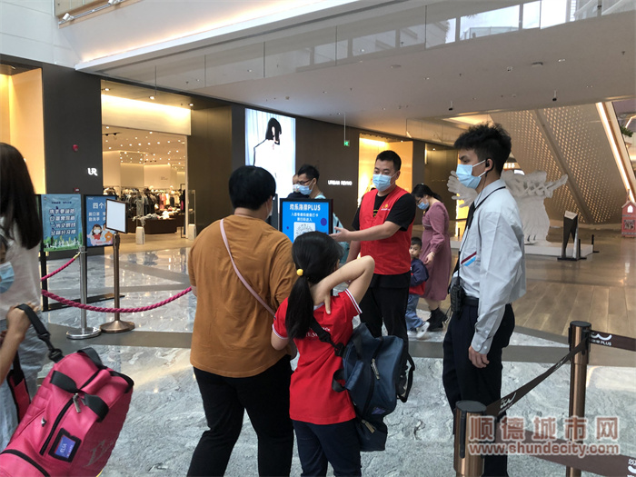 梁浩基工作之余，參加黨組織的抗疫工作.jpg