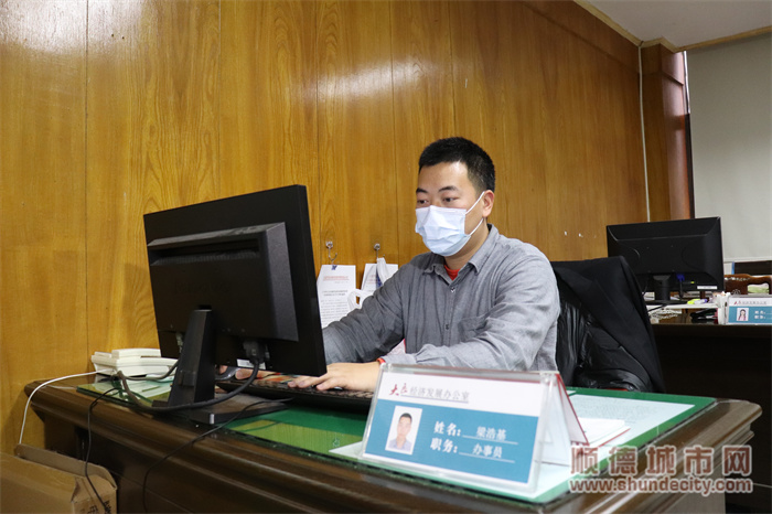 梁浩基雙眼專注地看著電腦屏幕，認真工作.JPG