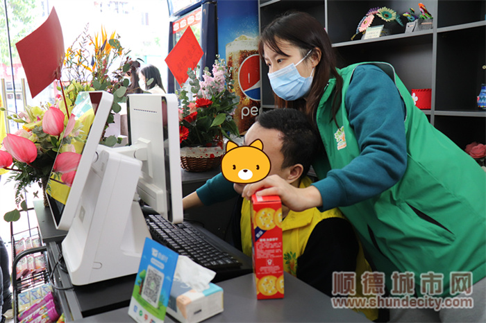 社工手把手教學殘障人士收銀.JPG