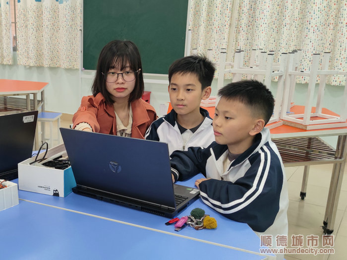 均安中心小學教師歐昭旋在指導同學們。.jpg