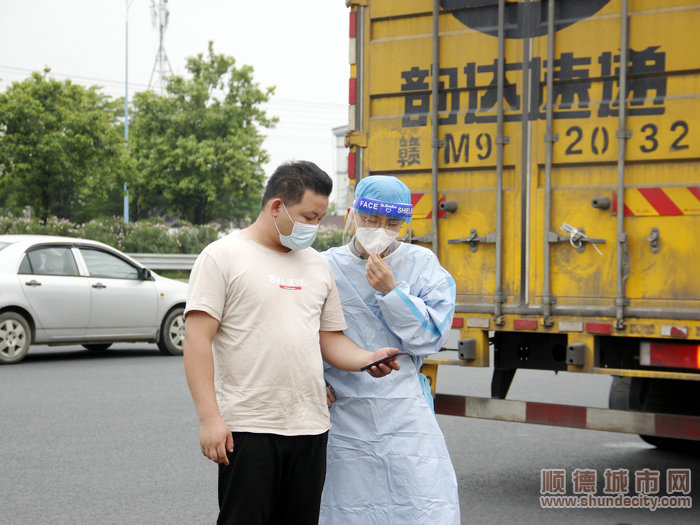 3王貫州認真檢查車主的核酸檢測報告、健康碼和行程碼。.JPG
