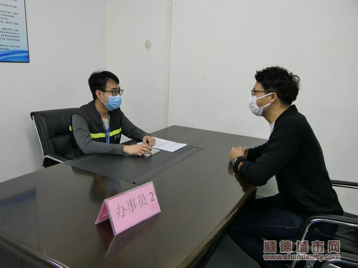駐點(diǎn)辦事員為企業(yè)代表提供咨詢服務(wù)。.jpg