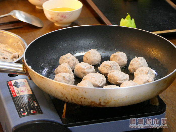 傳統魚餅制作需要2小時左右。.jpg