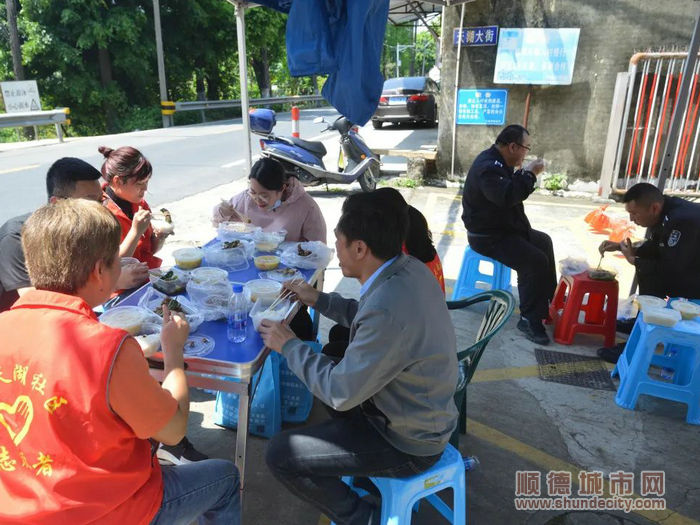 天湖社區(qū)值守人員吃上由廚娘隊炮制的“愛心飯盒”。.jpg