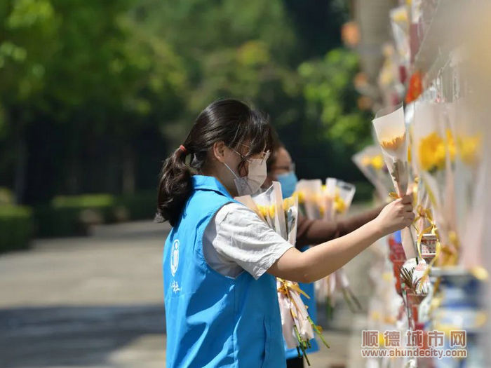 有一種文明新風(fēng)尚，叫“鮮花祭祖”。.jpg