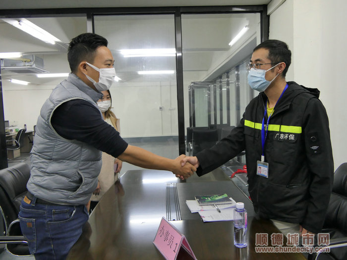 百問不倒！服務(wù)工作站辦事人員專業(yè)令企業(yè)代表折服。.jpg