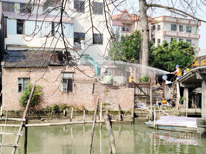 勾機對涉水違建進行拆除，“還岸于民”。.jpg