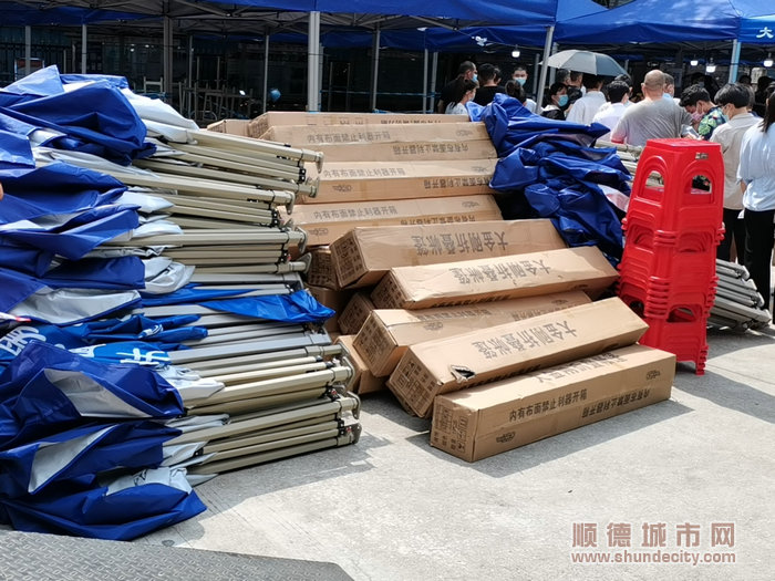 李康盛和同事總要提前半個小時到場布置場地。.jpg