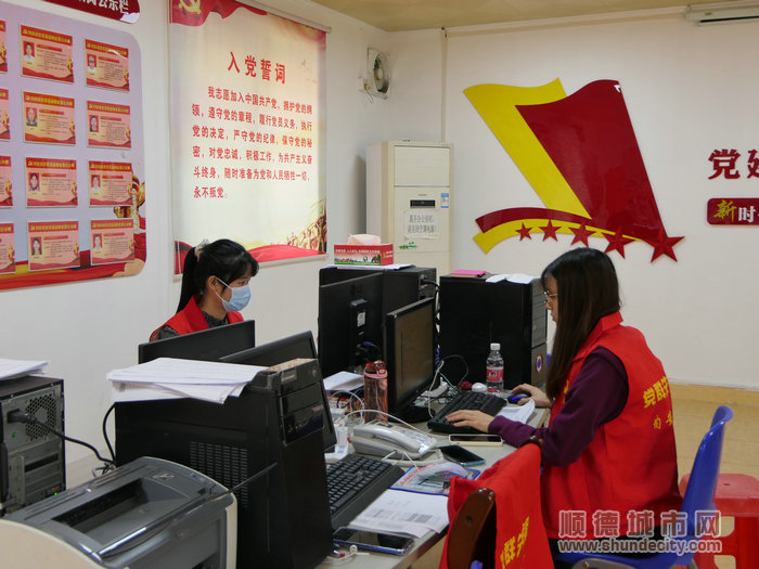 工作人員每天都要打上百個電話。.jpg