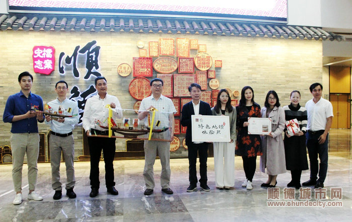 富裕幸福龍舟館和區檔案館雙方主禮嘉賓合影留念。.jpg