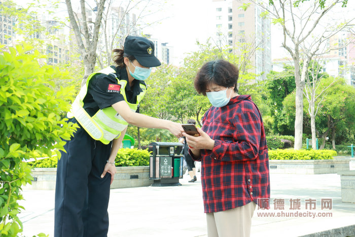 6 中午“不打烊”加快為市民提供核酸檢測，中午12點人流量較少時，抽空輪流吃飯。.JPG