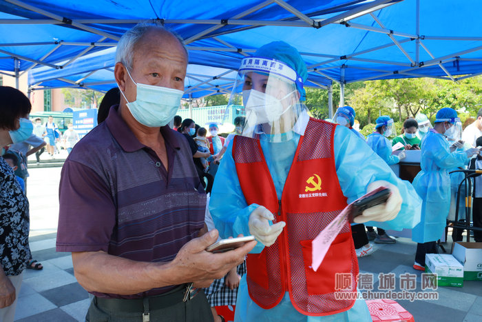 4 4.倫教超1000多名黨群先鋒隊員沖鋒在前。在43個便民核酸采樣點，醫護人員、志愿者、輔警、安保人員等頂著最高達32度的氣溫，耐心地為采樣的市民指引，做核酸…….JPG