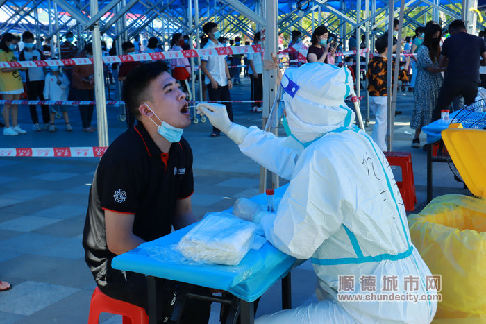 5 5.特寫醫護人員：醫護人員防護服被汗水浸透，即使如此，他們爭分奪秒開展工作。.JPG