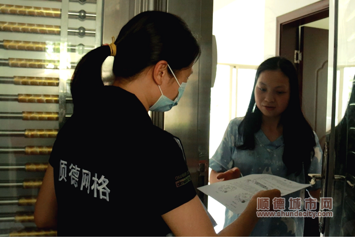 9.特寫網格員：為了實現“應檢盡檢，不漏一人”，村（社區）黨員或網格員走街串巷、落戶，派發通知，并提醒提前掃碼獲取粵核酸小程序入口，到現場加快采樣速度，提高效率。.png