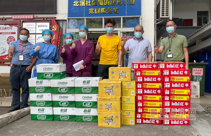 新疆阿卜杜燒烤店慰問中山公園核酸檢測點，送來一批清涼飲料和飲用水。.png