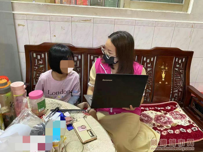 工作人員去到貧困家庭教導如何使用電子設備進行線上學習。.jpg