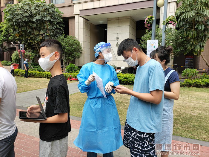 志愿者維持現場秩序。.jpg