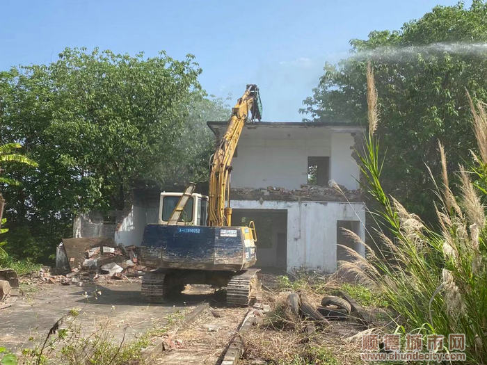 本次行動共出動人員60人次，機械設備4臺，清拆涉河違建3宗，清拆建筑面積約3300平方米。.jpg