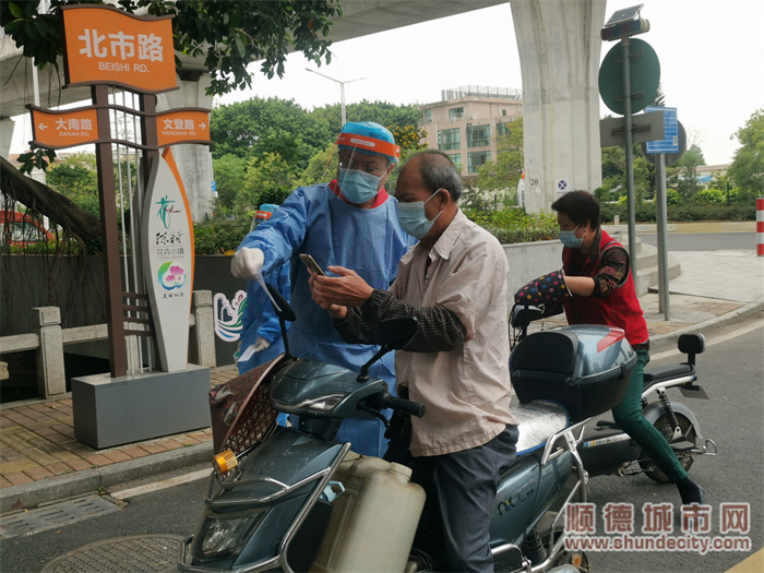 【1】2022年4月17日，支援仙涌村黨群服務中心防控圍合工作，，志愿者：蔣力（科創集團黨總支書記、董事長） (2) - 副本.jpg