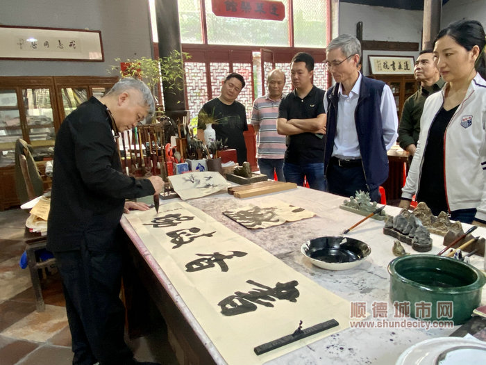 周志鋒委員現(xiàn)場題字.jpg