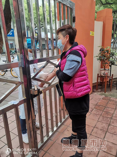 “隔門(mén)”問(wèn)診_副本.jpg