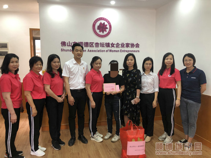 杏壇對困難家庭發(fā)放物資和慰問金。.jpg
