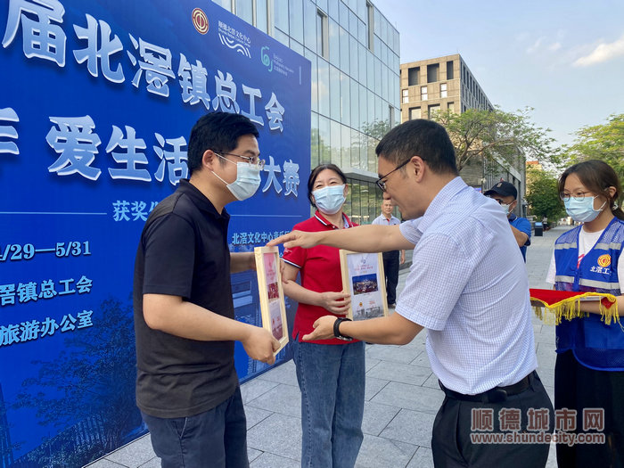 丁加鋼書記為攝影大賽第一名頒獎.jpg