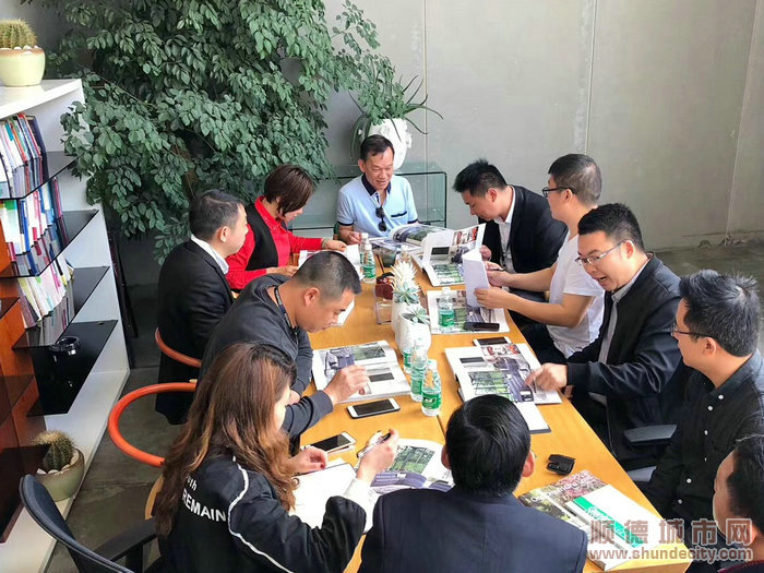 002鐘社明與設(shè)計(jì)研發(fā)團(tuán)隊(duì)研討新產(chǎn)品開(kāi)發(fā)。.jpg