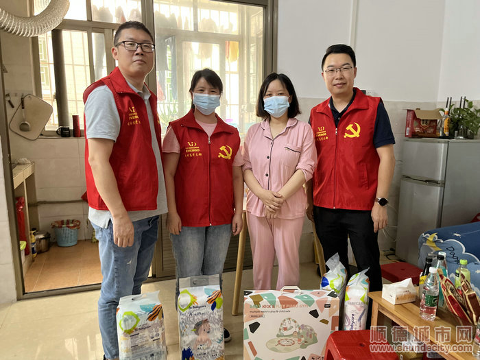 006鐘社明帶隊(duì)慰問(wèn)產(chǎn)后員工。.jpg