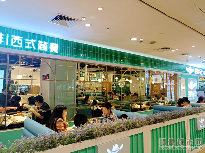 3餐廳內人滿為患。.jpg