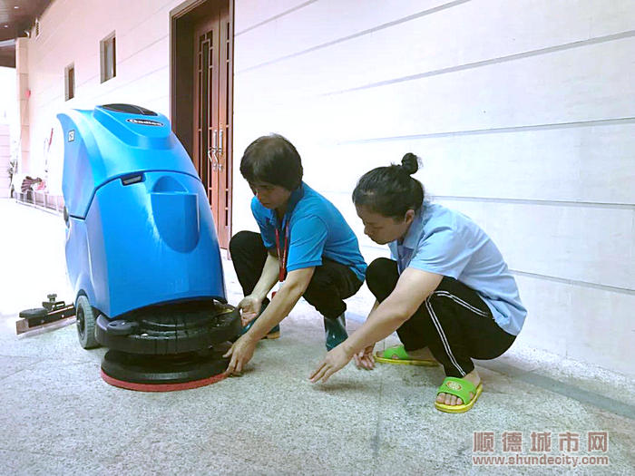 5現場手把手傳授清潔技巧，耐心教導如何使用清潔機器。.jpg