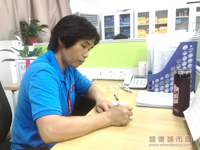 3李愛霞認真記錄每項工作。.jpg