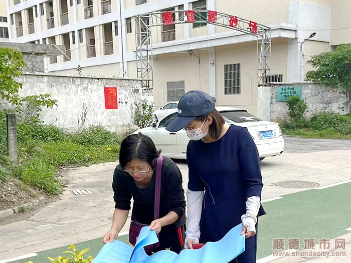 （1）蔡雪梅（右）日常工作之一：實(shí)地勘察工地現(xiàn)場(chǎng)。.jpg
