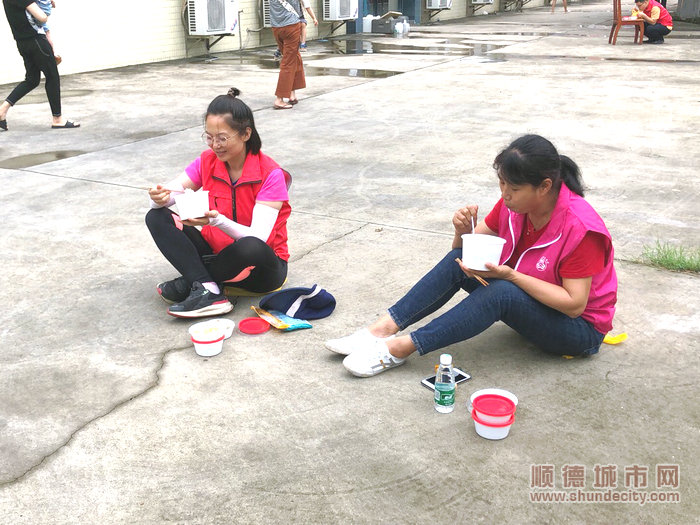 （2）蔡雪梅（左）報(bào)名成為龍江鎮(zhèn)集北村委的核酸檢測(cè)采集志愿者。.JPG