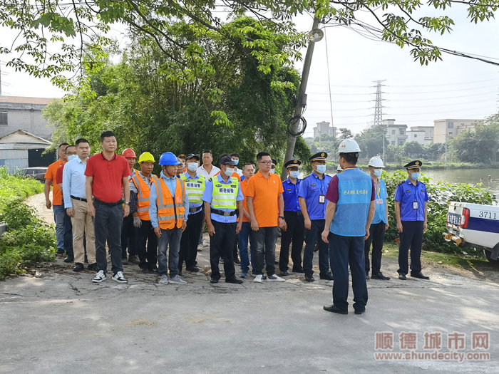 本次清拆行動共出動37人。.jpg