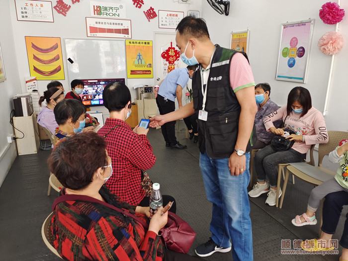 1執法人員在保健用品經營企業內檢查聚集老人健康信息。.jpg