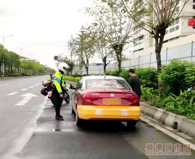 有的駕校教練選擇帶領(lǐng)學(xué)員在非規(guī)定時間段練車。.jpg