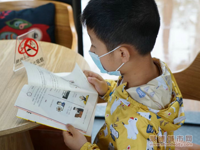 在書吧享受靜謐時光。.jpg