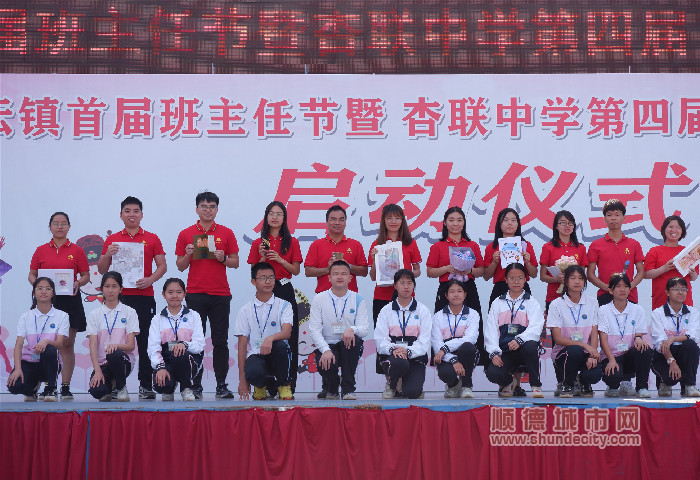 5.班主任與學(xué)生代表合影_副本.jpg