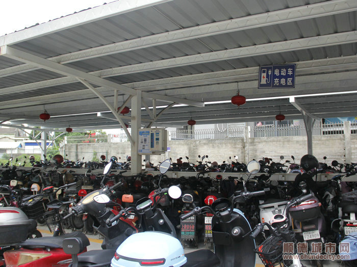 002德龍智造科技園內電動自行車集中充電，可同時滿足80輛充電，配有熱成像監測系統和滅火設施。.JPG