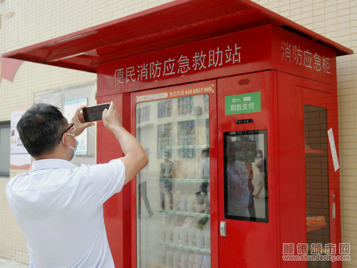 005自動售賣機與消防設施箱融為一體。.JPG