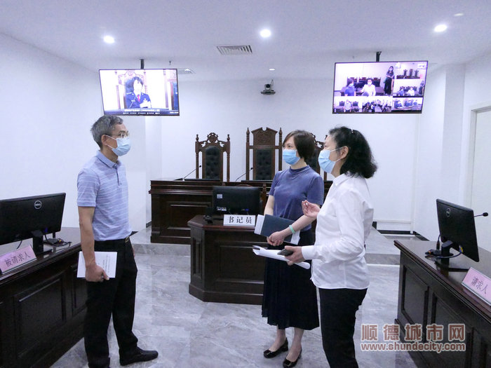 執(zhí)法檢查組參觀案件審理室。.jpg