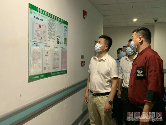 1龍江鎮黨委副書記、鎮長伍成亮帶隊開展創建國家食品安全示范城市食品經營業態專項檢查。.jpg