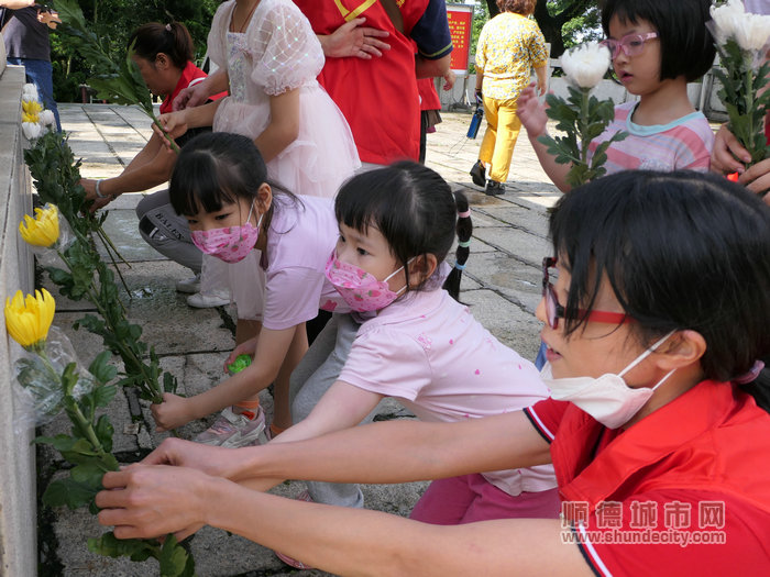 孩子為烈士們送上鮮花。.jpg
