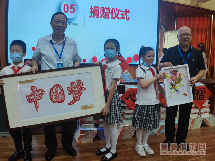 同學們也準備了十字繡、圖畫等禮物回贈陳村總商會。.jpg