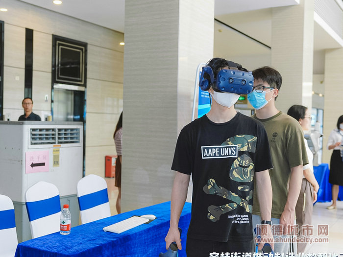 活動(dòng)現(xiàn)場(chǎng)，市民群眾體驗(yàn)vr設(shè)備。.jpg