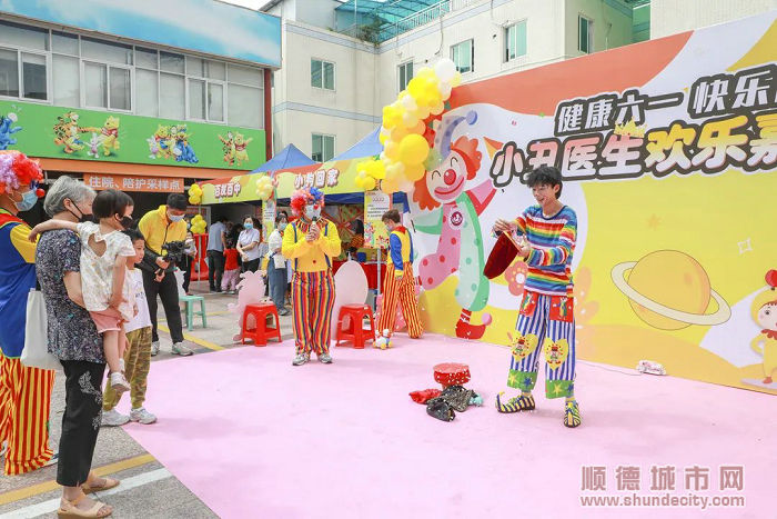嘉年華上，“小丑”正在表演精彩的魔術。.jpg